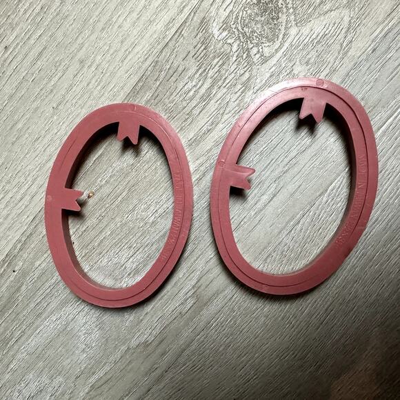 Lot of 2 Plastic Vintage Embroidery Hoops Pink Oval 2.5" x 3.5" Taiwan - Picture 2 of 6